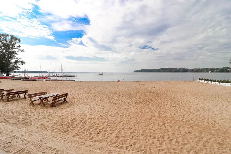 Plaża nad jeziorem Zegrzyńskim - najlepsze miejsca na relaks i zabawę