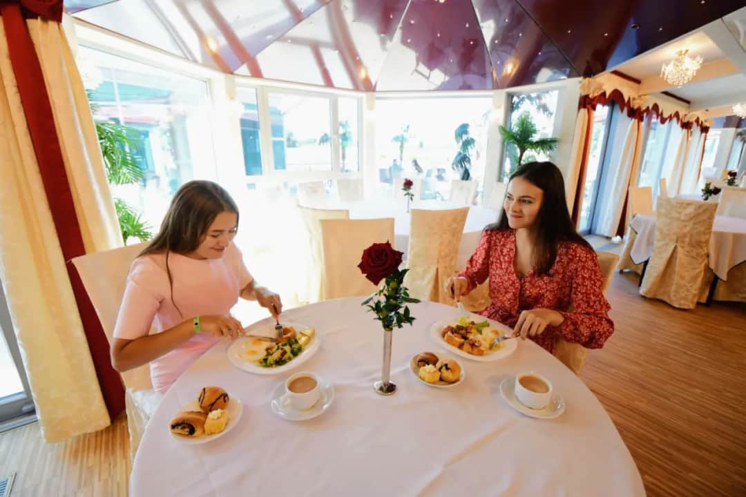 Czy można zamówić jedzenie do hotelu? Sprawdź dostępne opcje dostawy