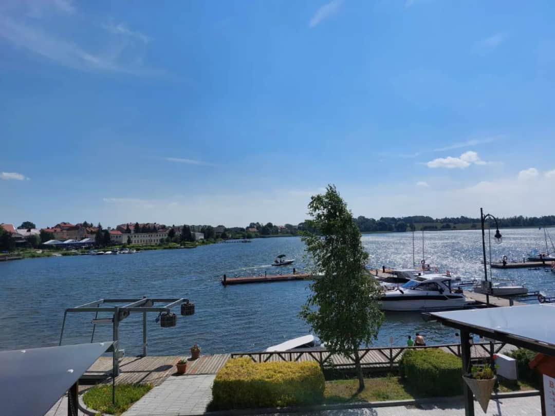 Pokoje nad jeziorem w Rynie – idealne miejsce na wymarzone wakacje
